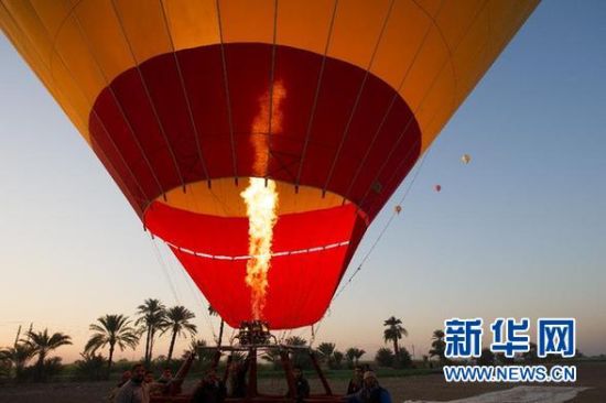 這是2012年2月20日在埃及盧克索拍攝的熱氣球著陸的資料照片。 新華社記者李木子攝