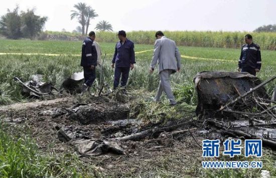 2月26日，在埃及旅游城市盧克索附近，警察和救援人員在發(fā)生熱氣球爆炸事故的現(xiàn)場(chǎng)查看熱氣球殘骸。