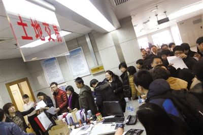 2月28日，北京市土地交易市場(chǎng)，各房地產(chǎn)企業(yè)代表準(zhǔn)備競(jìng)拍房山、大興、朝陽(yáng)的13塊土地。