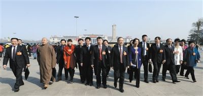 昨日，中國人民政治協(xié)商會議第十二屆全國委員會第一次會議在北京人民大會堂開幕。這是全國政協(xié)委員走向人民大會堂。新華社記者 陳樹根 攝