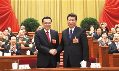 昨日，人大會議投票表決，決定李克強為國務(wù)院總理后，習近平和李克強親切握手。 新華社記者 蘭紅光 攝