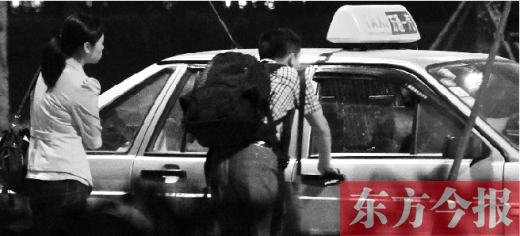 5月1日，記者夜探鄭州火車東站黑出租車，司機告知記者不打表40元，記者上車錄音取證