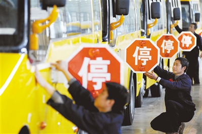 4月28日，江西上饒，江西博能上饒客車員工正在為銷往廣東客戶的訂單大鼻子校車做最后的質(zhì)量安檢。圖/CFP
