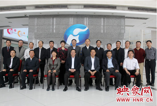 郭庚茂等省領(lǐng)導(dǎo)與省廣電局、河南電視臺(tái)的同志們合影