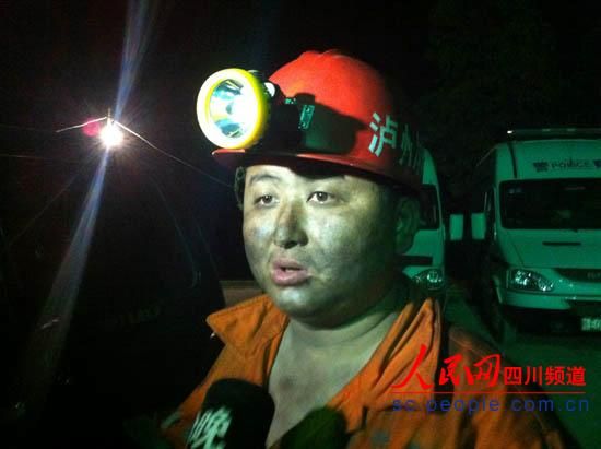 救援隊員出井時，滿臉煤灰，顯得十分疲憊。圖片為唐宗銀的隊友。（記者　李平　攝）