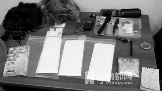 在福格爾身上發(fā)現(xiàn)的技術(shù)裝備和易容用具。