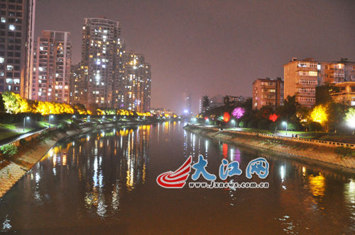 夜幕下的玉帶河，風(fēng)景很好，但是臭氣熏天。