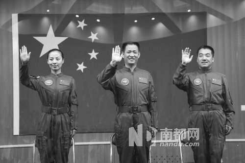 神舟十號(hào)航天員王亞平(左)、聶海勝(中)、張曉光(右)。 新華社發(fā)