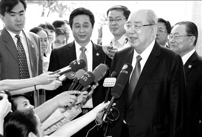 吳伯雄率國民黨大陸訪問團抵達北京，在下榻的麗思卡爾頓酒店接受記者采訪。中新社發(fā)