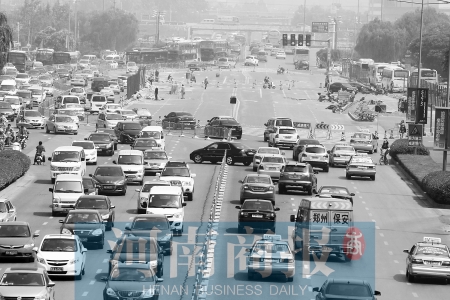 花園路封道施工，通行不暢 王春勝/攝