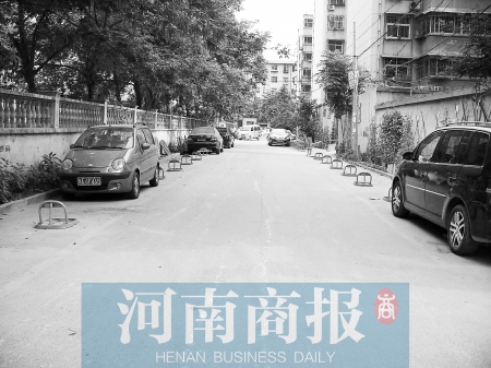 城市公共道路，成了很多人的“停車場” 記者 邱曉峰/攝