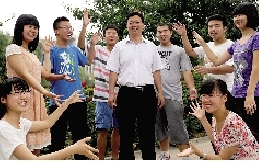 同學(xué)們用手臂連成光環(huán)，把班主任老師圍起來，表達對他的敬意和謝意。