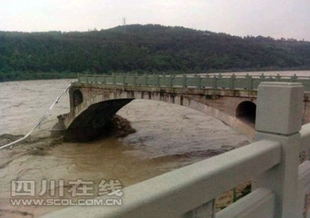 江油垮塌大橋名為盤(pán)江大橋 目擊者稱10輛車(chē)墜河