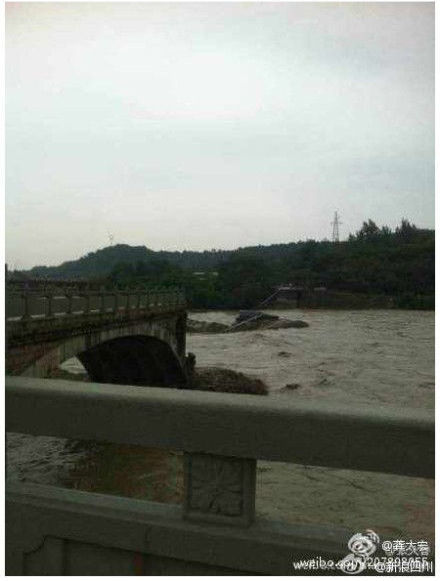 江油垮塌大橋名為盤(pán)江大橋 目擊者稱10輛車(chē)墜河