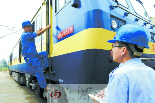 　　首發(fā)車頭以內(nèi)燃機(jī)作牽引，途中車頭、車身都會(huì)換