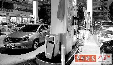 昨天晚上，桐柏路一加油站排隊(duì)加油的汽車特別多，很多人都想趕在油價上漲前加滿油箱。