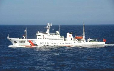 24日在釣魚島附近海域巡航的中國(guó)海警船。