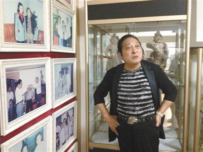 7月17日，王林向記者講述合影背后的故事。王林很樂(lè)于展示他和高官、名流的合影，但有官員曾回應(yīng)，合影不代表什么，有時(shí)候只是礙于朋友情面見(jiàn)他一下。新京報(bào)首席記者 張寒