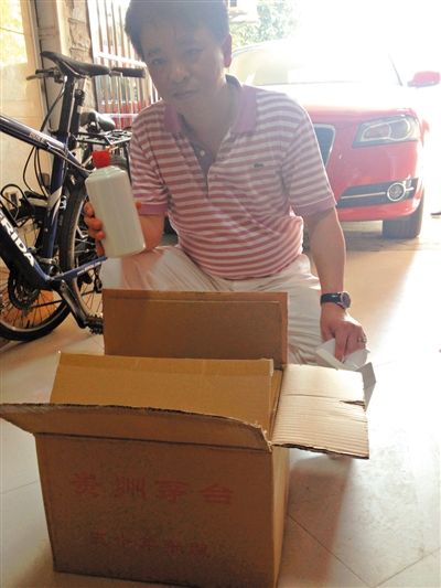 7月19日，王林的“徒弟”鄒勇向記者展示他從王林那里買(mǎi)到的“特供”酒。新京報(bào)首席記者 張寒