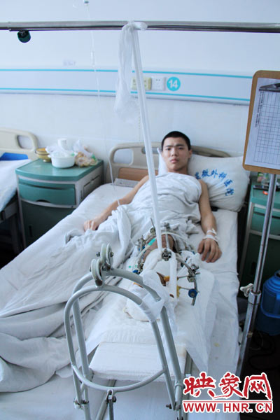 “如果有人肯幫我出4萬(wàn)元的醫(yī)藥費(fèi)，我愿意為他免費(fèi)工作3年，多苦多累都行?！?月26日，躺在病床里上的