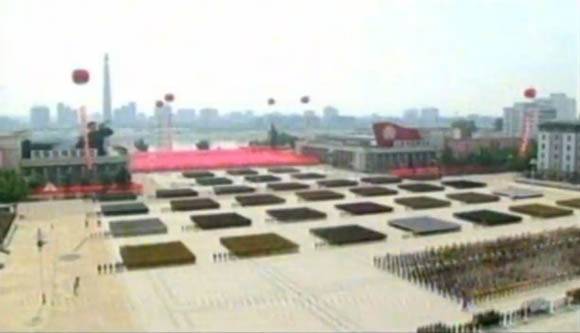 7月27日是《朝鮮停戰(zhàn)協(xié)定》簽署60周年紀念日，朝鮮在首都平壤舉行的盛大的閱兵儀式。圖為閱兵廣場。