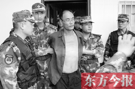 7月27日13時(shí)50分許，駐馬店市西平縣的“7·25”連環(huán)殺人案犯罪嫌疑人丁金華（左三）在禹州落網(wǎng)