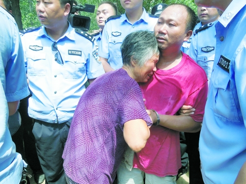 潛逃23年，歸案之時再見父母，最不能承受的究竟是誰？
