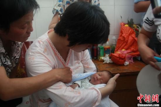 圖為陜西富平“產(chǎn)科醫(yī)生拐賣嬰兒”一案中的被拐嬰兒于8月5日中午在該縣婦幼保健院由當(dāng)?shù)鼐浇挥谄涓改?。張一?攝