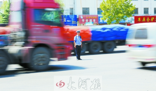 連霍高速受橋梁爆破影響禁止通車(chē)，310國(guó)道車(chē)流量迅速增加，當(dāng)?shù)亟痪块T(mén)安排大量警力保障道路暢通。