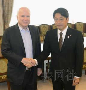 21日上午，美國共和黨資深參議員麥凱恩（左）與日本防衛(wèi)相小野寺在防衛(wèi)省會談前握手。（圖片來源：日本共