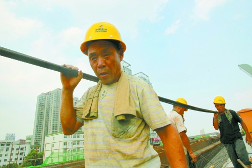 農(nóng)民工工作辛苦，權益理應有保障。