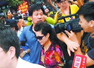 夢(mèng)鴿現(xiàn)身海淀法院南門(mén)外