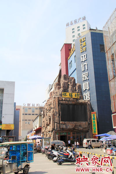 在該酒店一層的入口處，屹立著一座4層樓高的假山，氣勢雄偉。