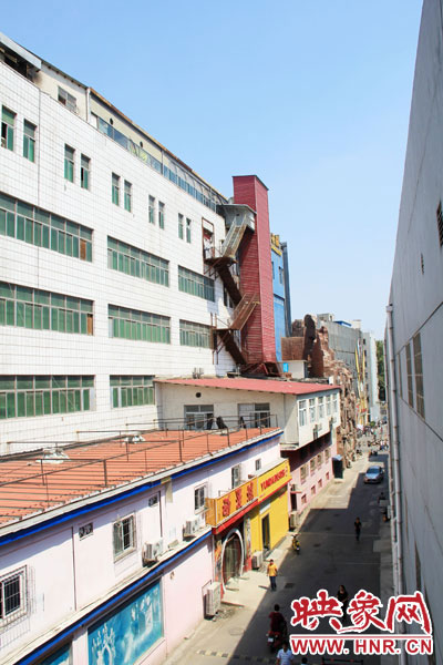 該家具賣場共6層樓，第7層建筑與其他樓層風格迥然不同，有明顯后期加蓋痕跡