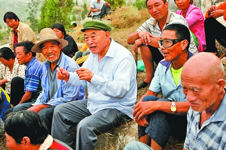 在唐莊，當(dāng)?shù)厝罕娒看我姷絽墙鹩】傆姓f不完的知心話。記者 史長(zhǎng)來 攝