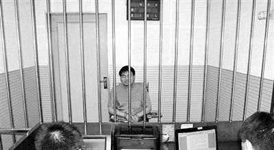警方審訊犯罪嫌疑人“秦火火”。