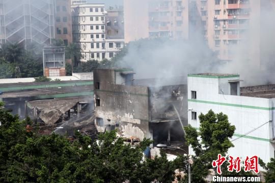 廣州白云區(qū)一倉(cāng)庫(kù)爆炸致4死36傷，事發(fā)3個(gè)多小時(shí)后現(xiàn)場(chǎng)仍冒著白煙?！「邩s權(quán) 攝