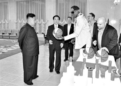平壤，朝鮮最高領(lǐng)導(dǎo)人金正恩接待再次來訪的美國(guó)籃球明星羅德曼。