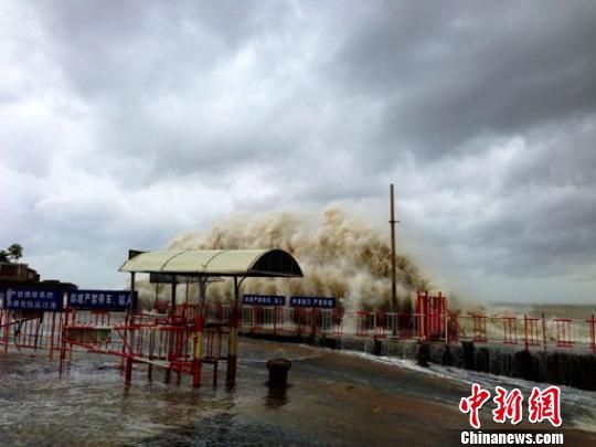 汕頭澄海萊蕪碼頭潮位猛漲，巨浪洶涌。