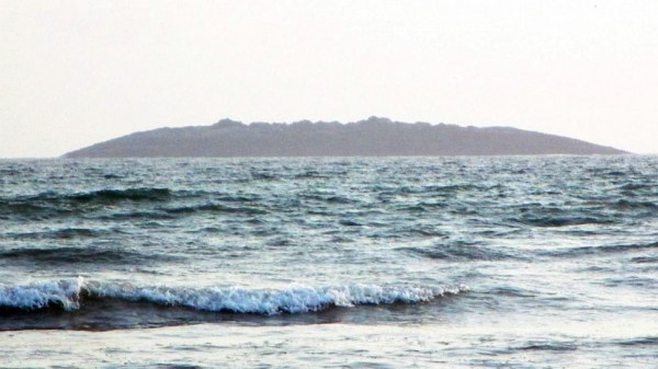 圖為在巴基斯坦靠近阿拉伯海的瓜達(dá)爾地區(qū)（Gwadar）近海600米處冒出一個(gè)小島。