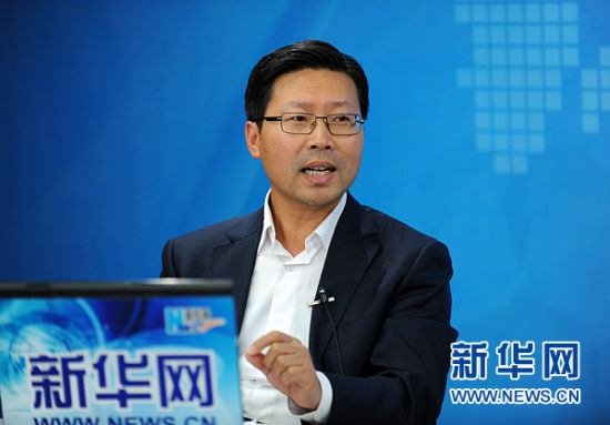 圖為嘉賓與主持人交談。新華網(wǎng) 陳競(jìng)超 攝