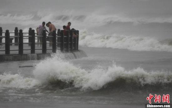 圖為11月10日，受臺風“海燕”影響，三亞海邊風大浪急。尹海明 攝