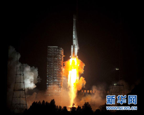 12月21日,載有玻利維亞通信衛(wèi)星的長(zhǎng)征三號(hào)乙運(yùn)載火箭點(diǎn)火發(fā)射。當(dāng)日零時(shí)42分,我國(guó)在西昌衛(wèi)星發(fā)射中心用長(zhǎng)征三號(hào)乙運(yùn)載火箭,成功將玻利維亞通信衛(wèi)星發(fā)射升空,衛(wèi)星順利進(jìn)入預(yù)定軌道。玻利維亞通信衛(wèi)星是該國(guó)擁有的第一顆衛(wèi)星。新華社記者 燕雁 攝