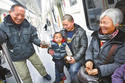 乘客中有80歲的老人，也有幾歲大的小孩，他們眼神共同傳遞著：新鮮和好奇。記者王錚攝