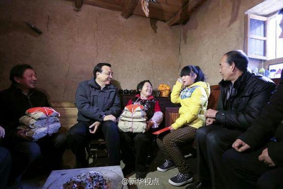 27日，李克強(qiáng)到安康旬陽(yáng)金坡村看望留守兒童。