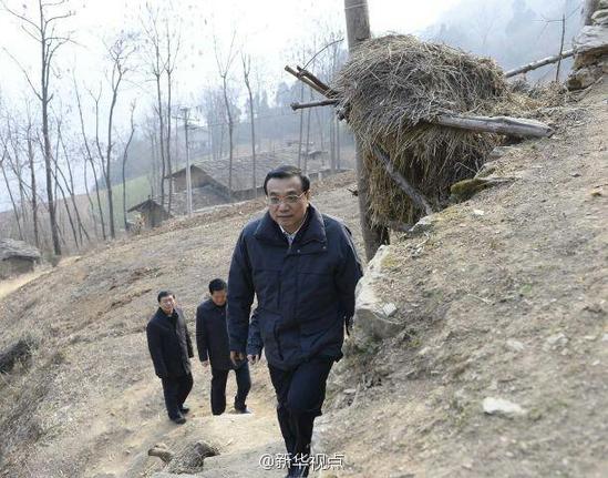 27日，李克強(qiáng)到安康旬陽(yáng)金坡村看望留守兒童。