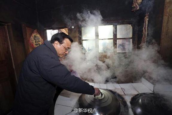 27日，李克強(qiáng)到安康旬陽(yáng)金坡村看望留守兒童。