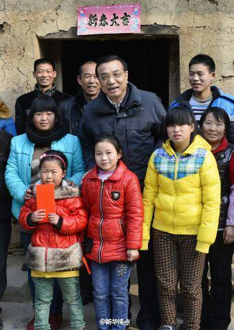 27日，李克強(qiáng)到安康旬陽(yáng)金坡村看望留守兒童。