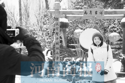 紫荊山公園里布置喜慶，引來不少游客合影留念。記者 楊東華/攝
