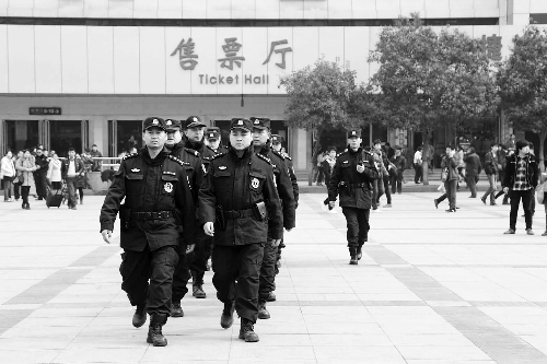 3月2日，鄭州市特警加強對人員密集場所的武裝巡邏。